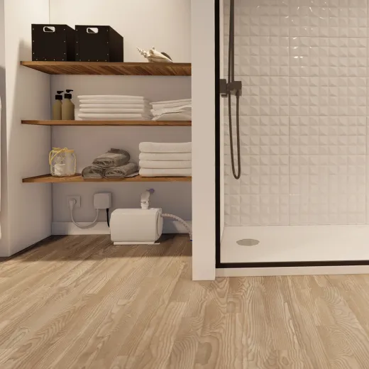 Pompe SFA pour salle de bains installée derrière une douche