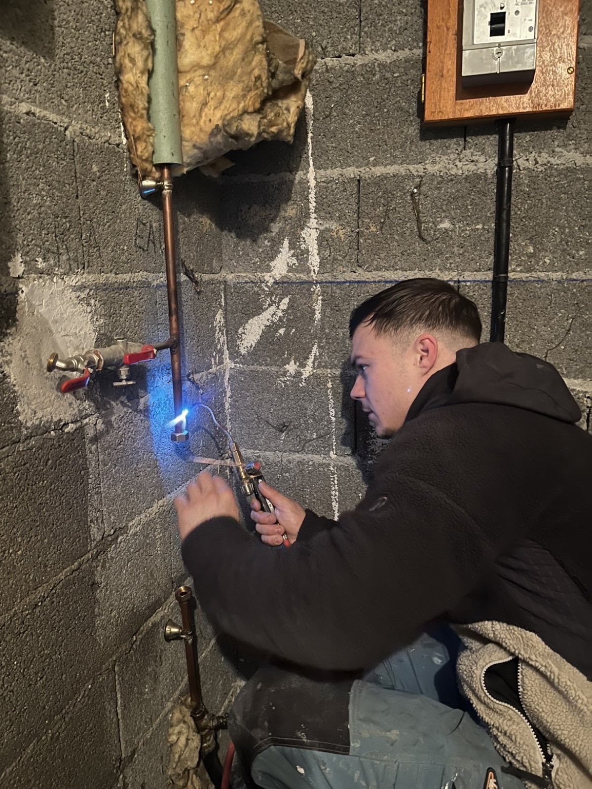 Brasure d’une canalisation en cuivre pendant l’installation d’un filtre anti-tartre