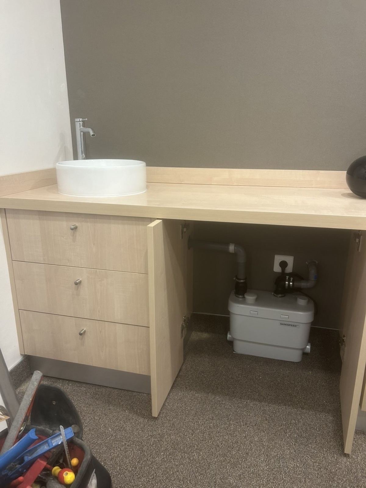 Broyeur SFA installé sous un meuble vasque