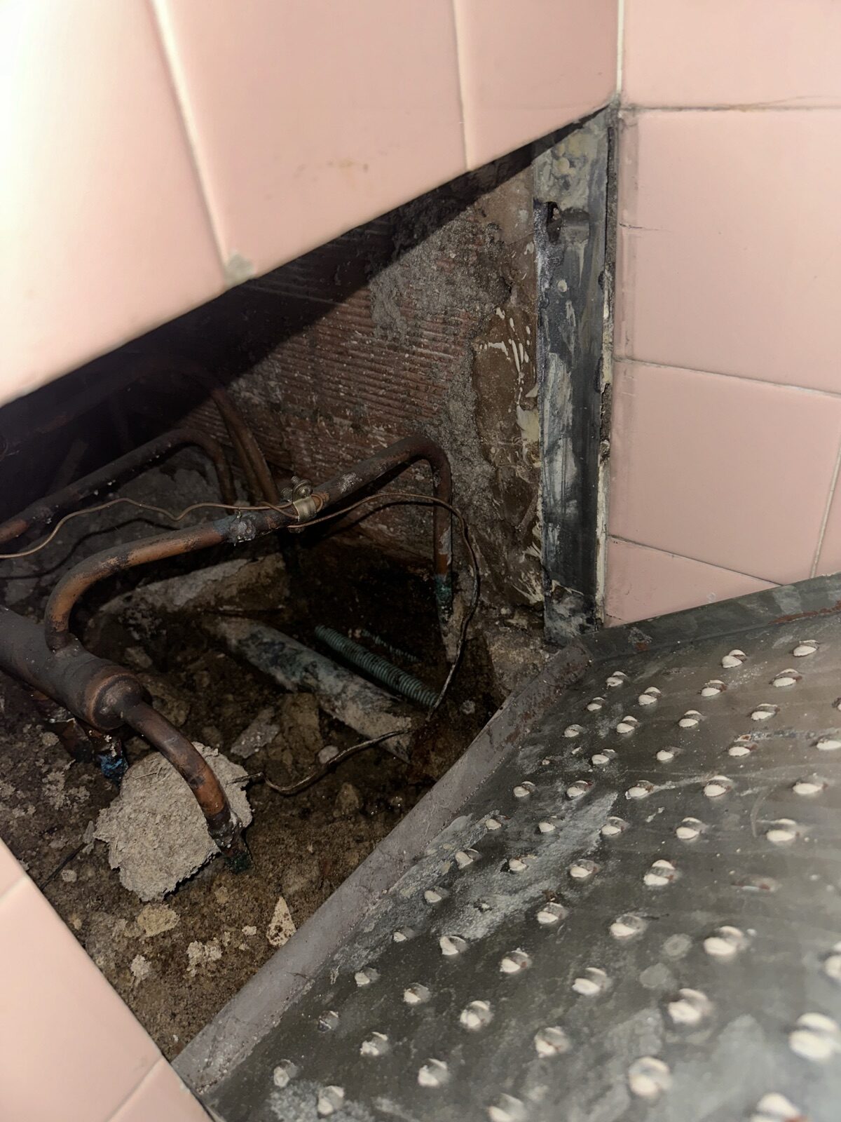 Canalisation encastrée corrodée, mise au jour une fois la fuite localisée