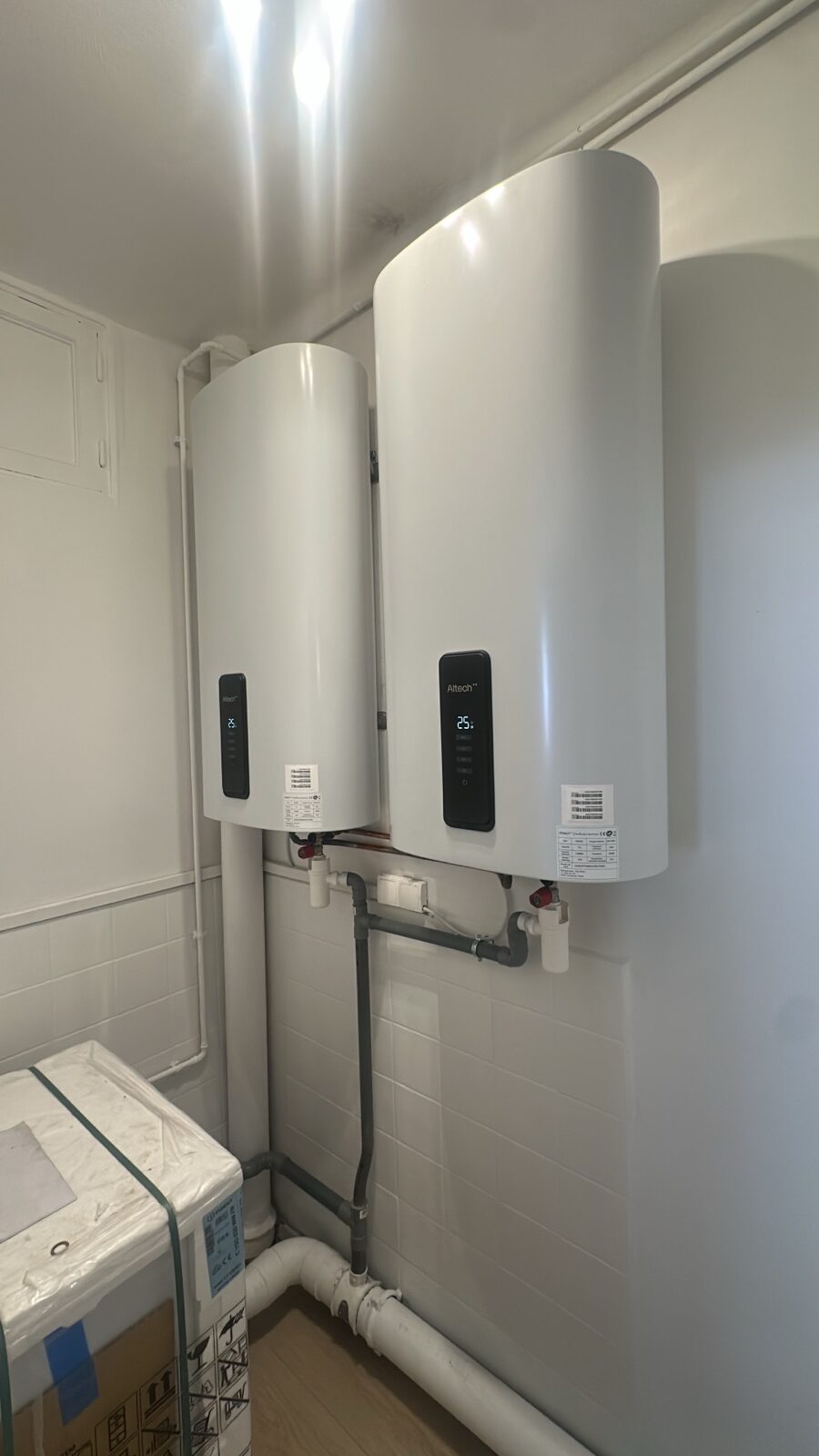 Deux chauffe-eau plats installés dans un local technique