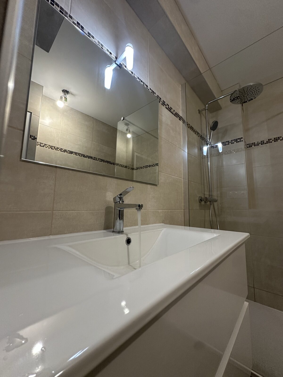 Salle d’eau terminée avec douche à l’italienne et meuble vasque