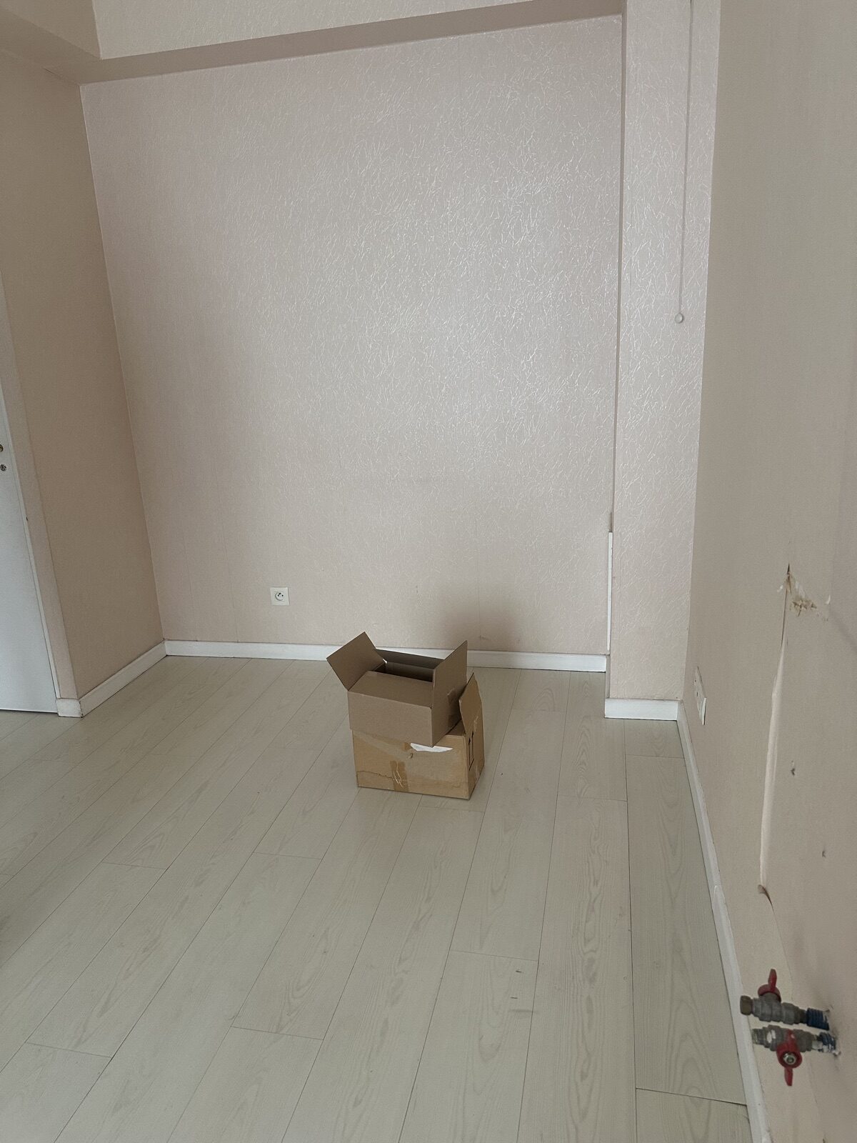 Pièce vide avant la création d’une salle d’eau