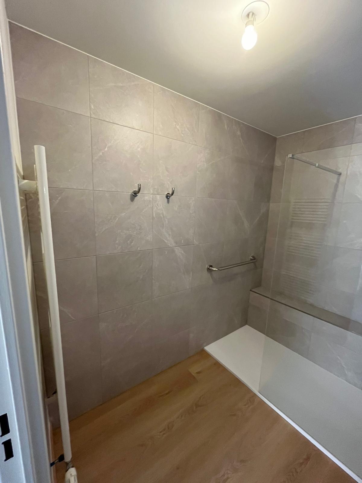 Douche à l’italienne de plain-pied avec barre d’appui
