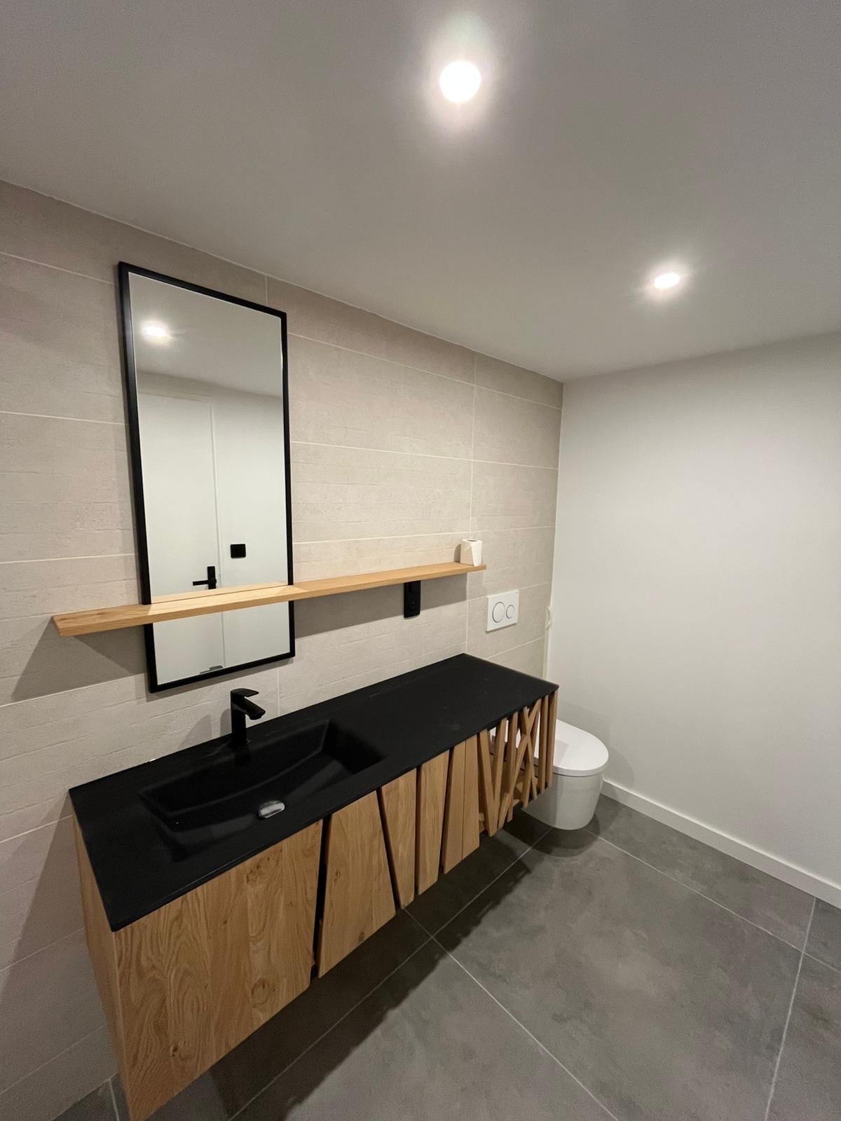 Meuble vasque noir et bois avec WC suspendu