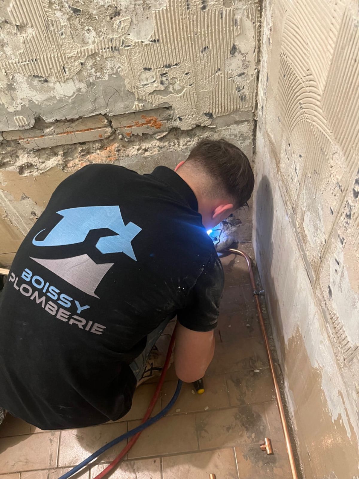 Plombier de Boissy Plomberie réalisant une brasure sur cuivre