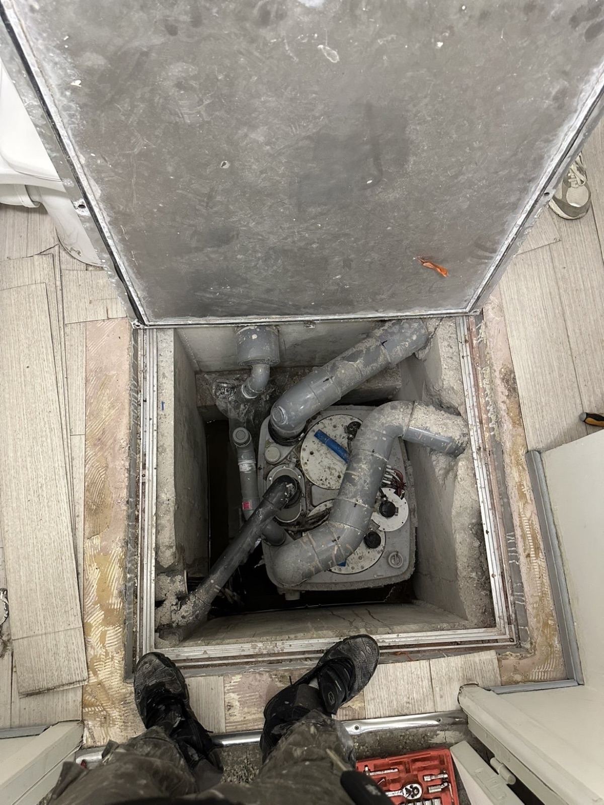 Pompe de relevage dans sa fosse, pendant un dépannage