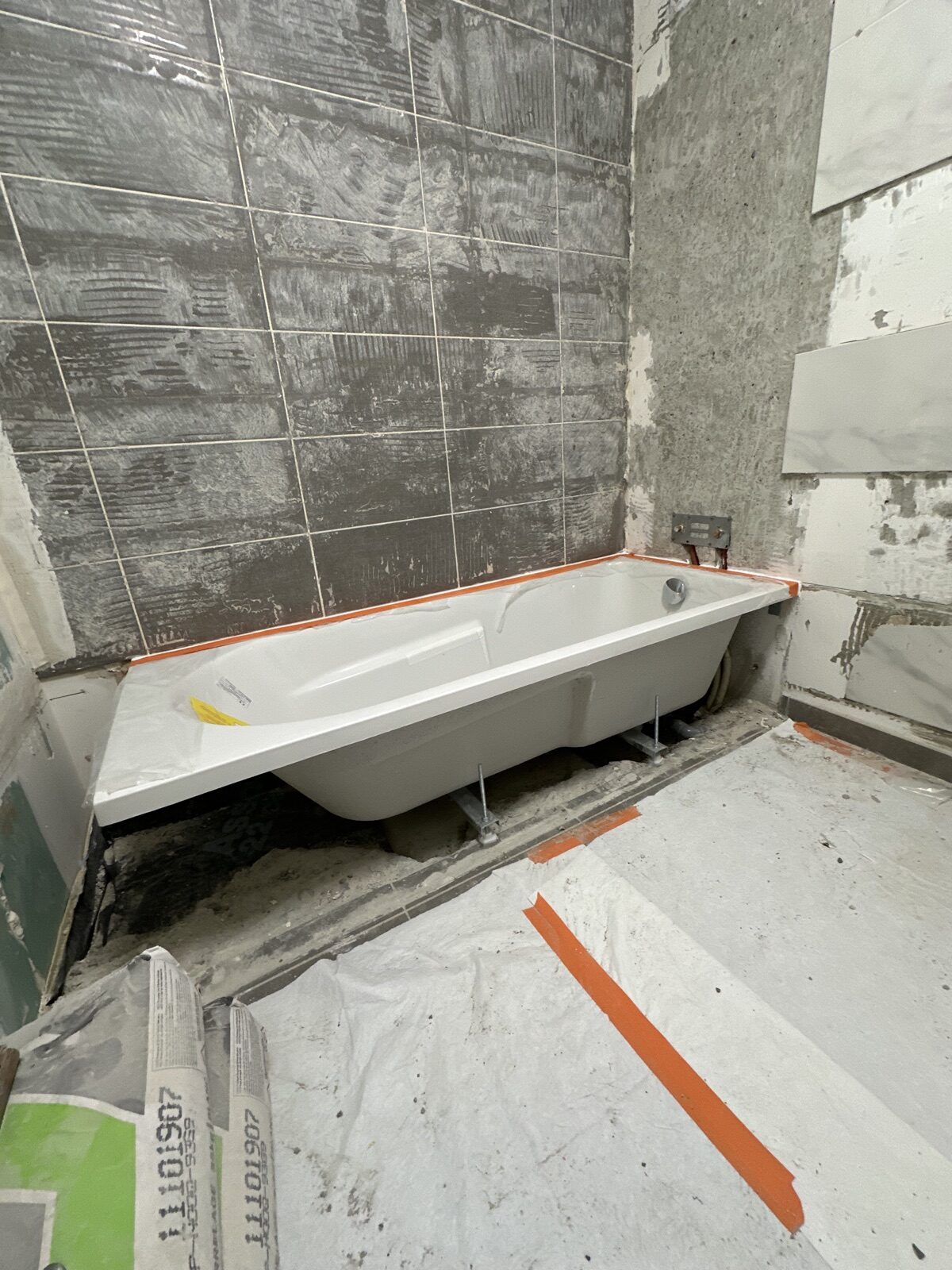 Pose d’une baignoire pendant un chantier de rénovation