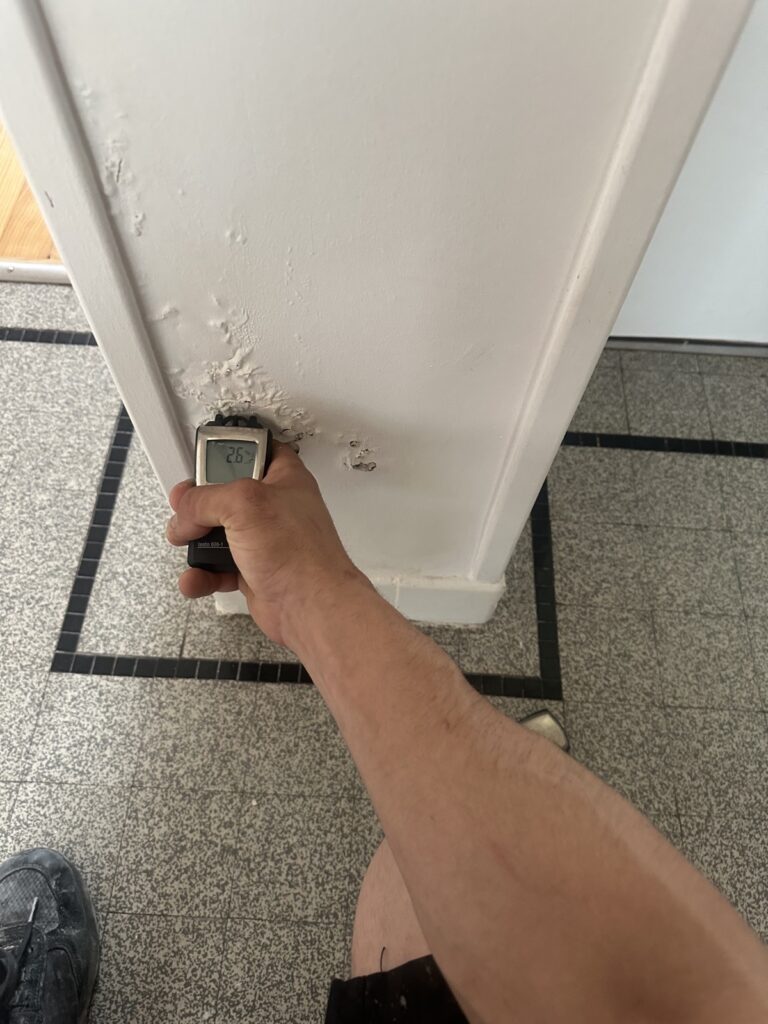 Mesure de l’humidité au pied d’un mur pendant une recherche de fuite
