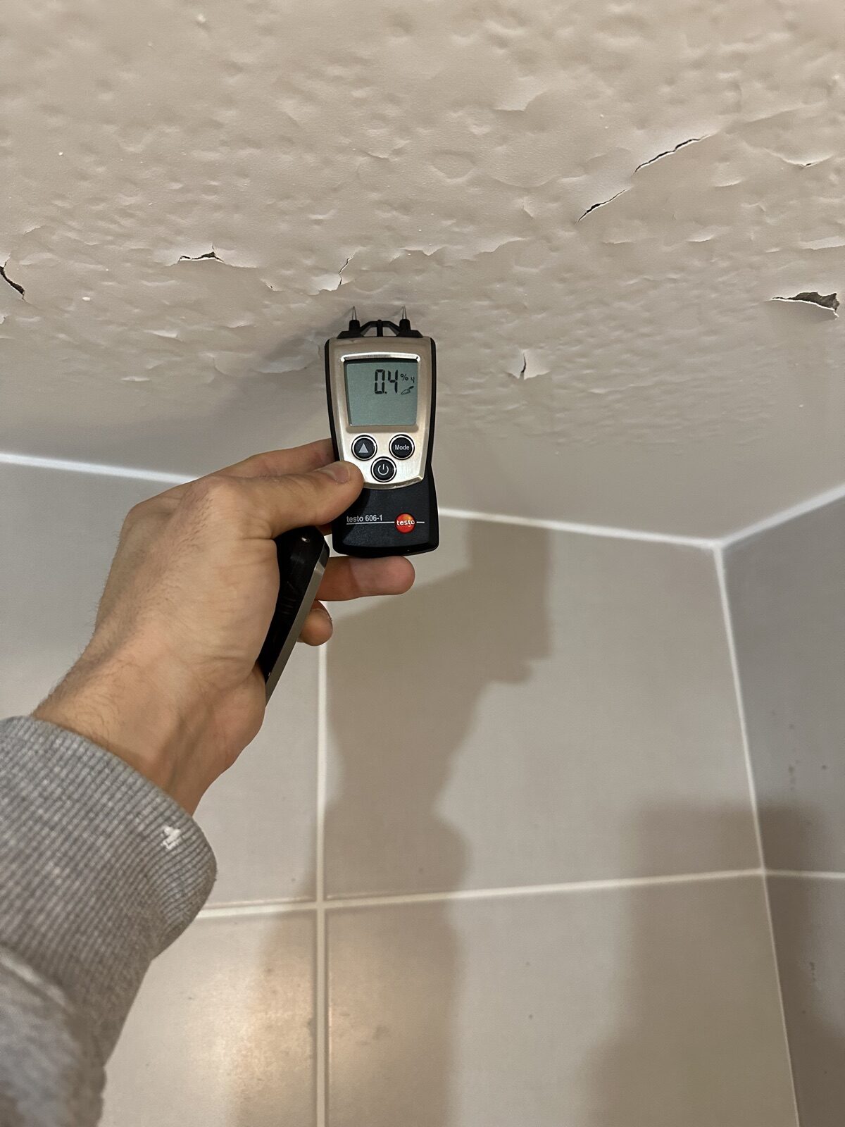 Contrôle de l’humidité d’un plafond avec un humidimètre