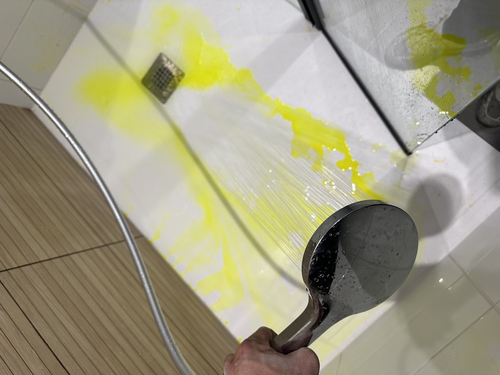 Recherche de fuite non destructive au traceur coloré sur une douche