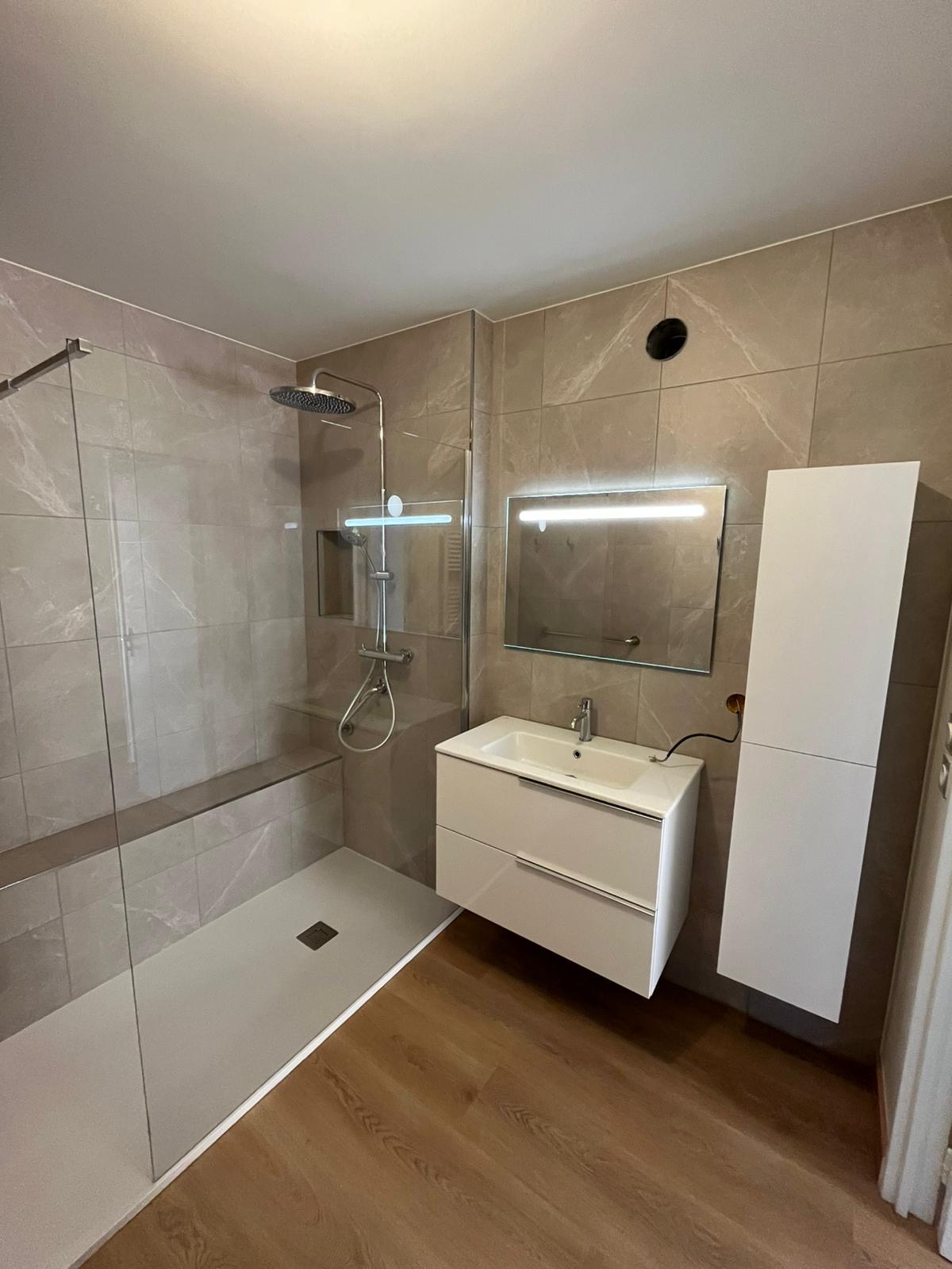 Douche à l’italienne avec paroi vitrée et meuble vasque suspendu
