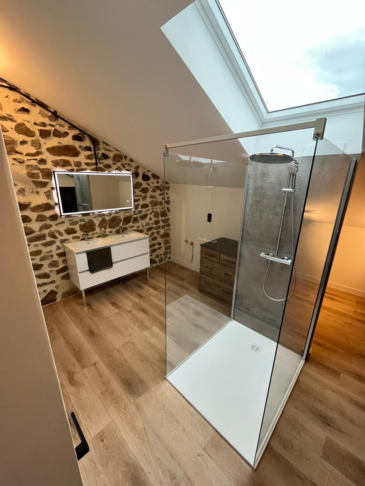 Salle de bain sous combles avec douche vitrée et meuble vasque, rénovée par Boissy Plomberie