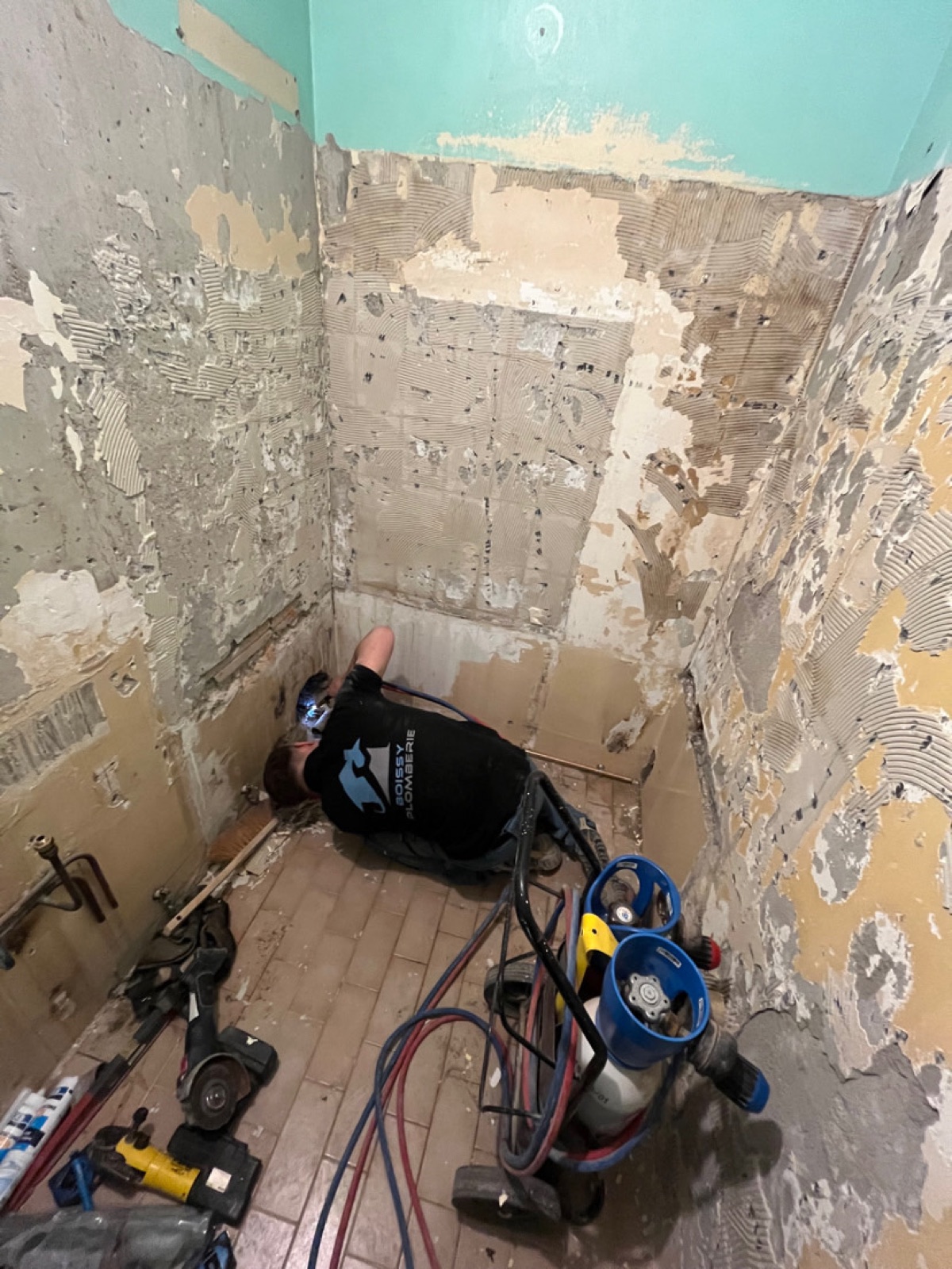 Plombier de Boissy Plomberie pendant la dépose d’une salle de bain