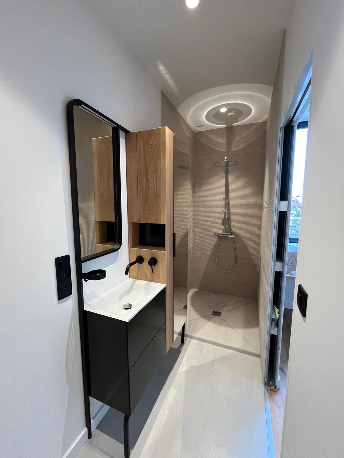 Salle d’eau avec meuble vasque noir et douche à l’italienne