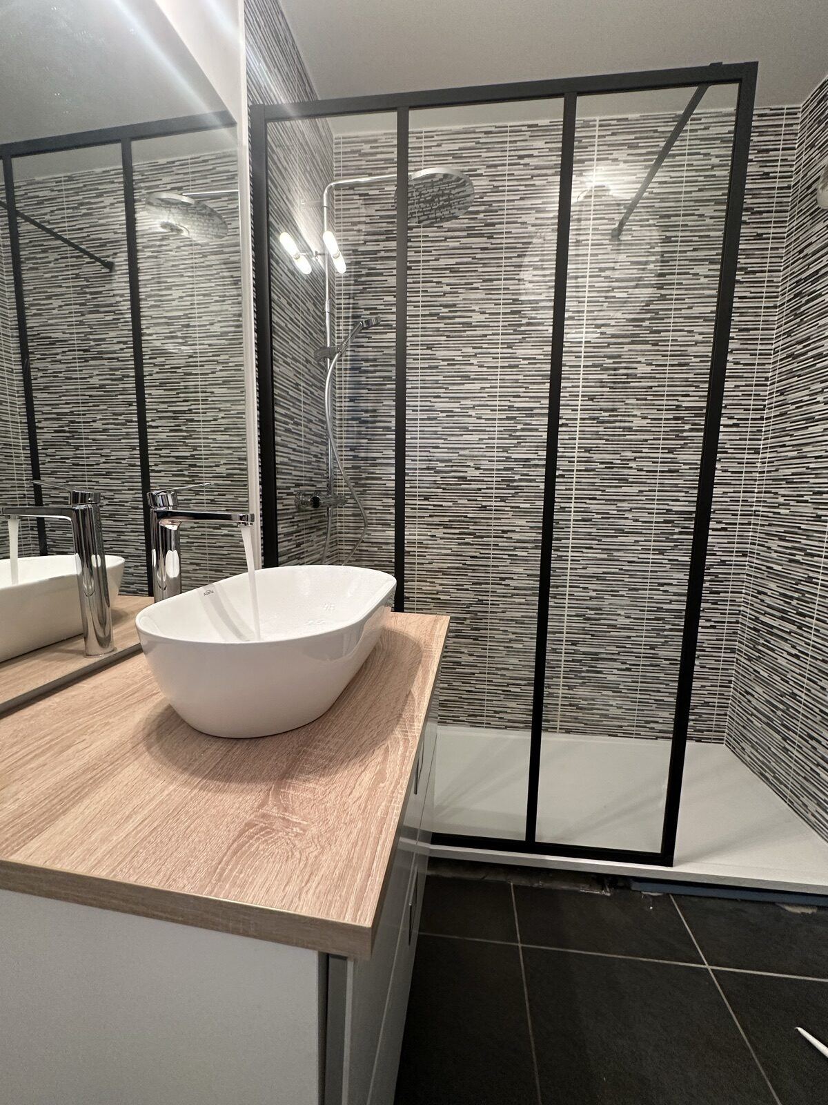 Douche avec paroi de style atelier et vasque à poser sur plan en bois