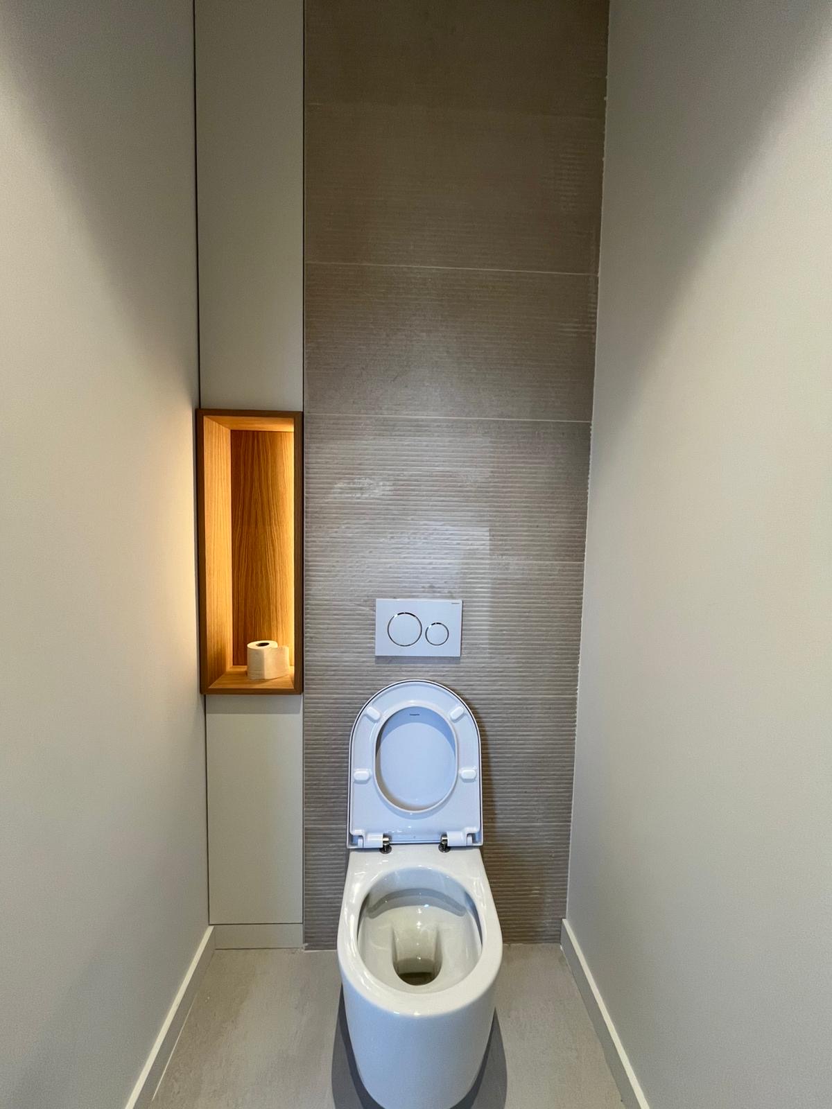 WC suspendu avec niche éclairée